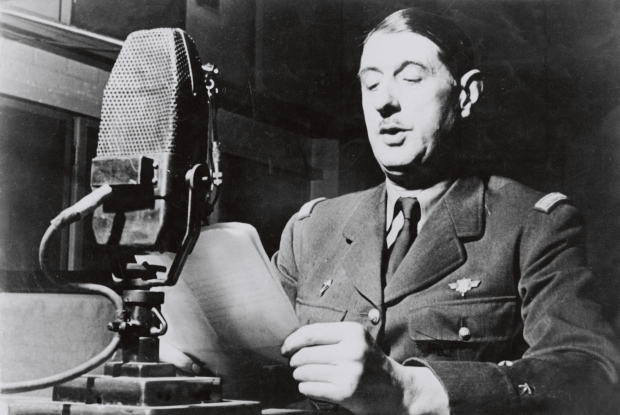 De Gaulle au micro à Londres, ce qui lui vallu le surnom peu fatteur pour un militaire, de «général micro»